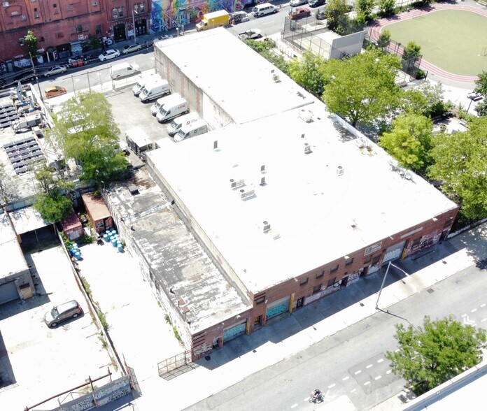 253-257 Meserole St, Brooklyn, NY à vendre - Photo de l’immeuble – Image 2 sur 14