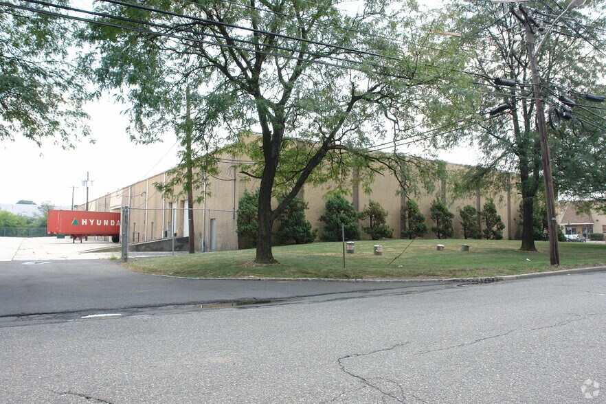 16 Cragwood Rd, Avenel, NJ à louer - Photo de l’immeuble – Image 3 sur 7