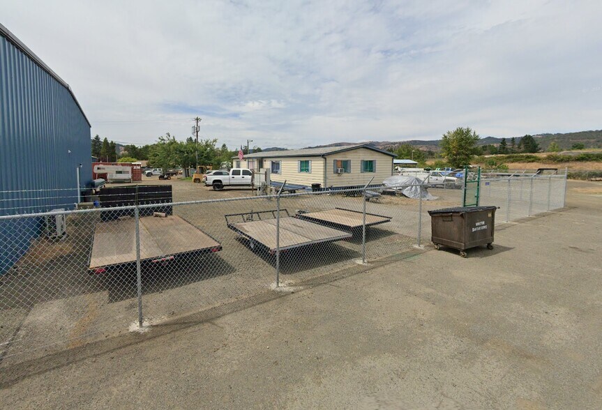1690 Austin Rd, Roseburg, OR à louer - Photo de l’immeuble – Image 3 sur 5