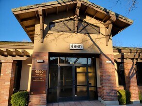 4960 Rocklin Rd, Rocklin, CA à louer Photo de l’immeuble– Image 1 sur 5