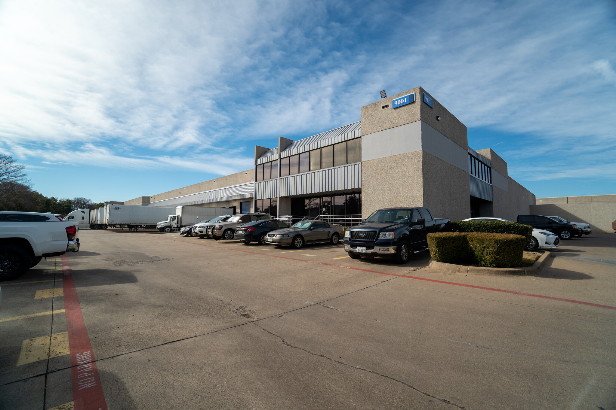 9001-9015 Sterling St, Irving, TX à louer Photo de l’immeuble– Image 1 sur 5
