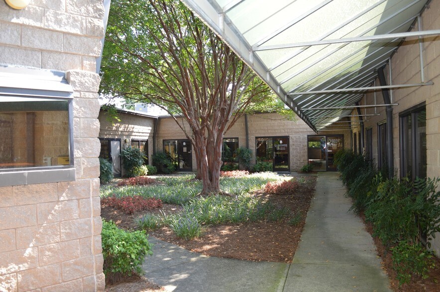 301 Keisler Dr, Cary, NC à louer - Photo de l’immeuble – Image 3 sur 5