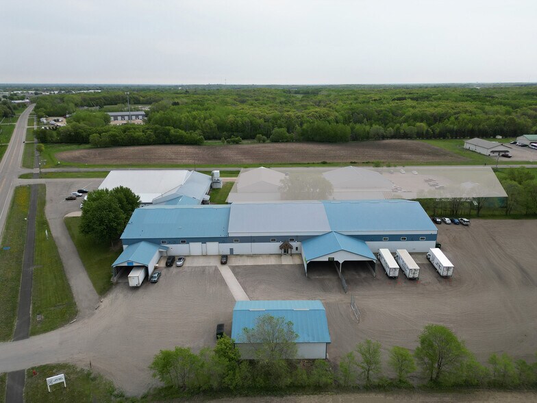 2330 County Road 137, Waite Park, MN à vendre - Photo de l’immeuble – Image 2 sur 53