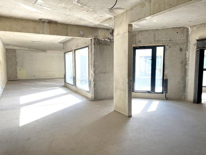 Local commercial dans Courbevoie à vendre - Photo intérieure – Image 2 sur 16