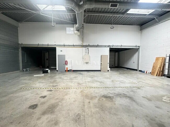 Plus de détails pour Local d'activités à louer