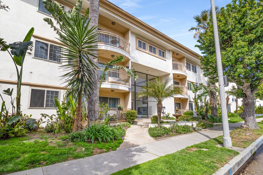 8735 Delgany Ave, Playa Del Rey, CA à vendre - Photo de l’immeuble – Image 2 sur 7