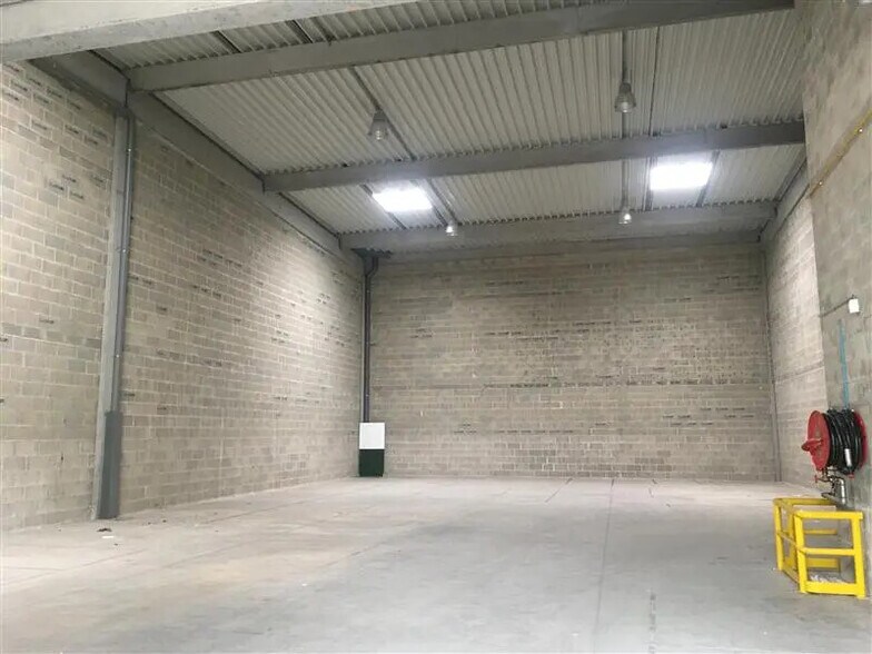 Local d’activités dans Élancourt à louer - Photo de l’immeuble – Image 1 sur 6