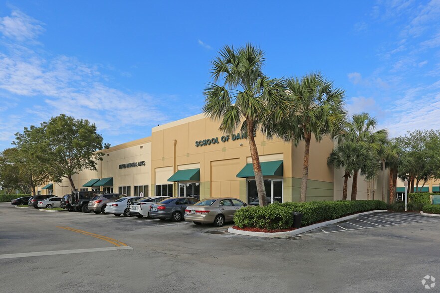 2750 Glades Cir, Weston, FL à louer - Photo de l’immeuble – Image 1 sur 5
