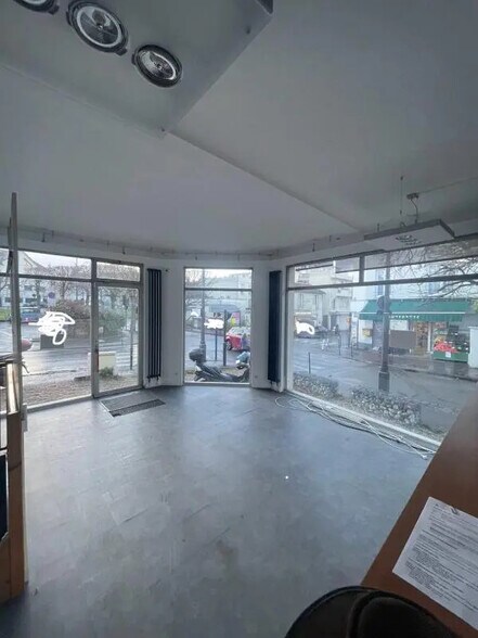 Local commercial dans Rueil-Malmaison à louer - Photo de l’immeuble – Image 1 sur 17
