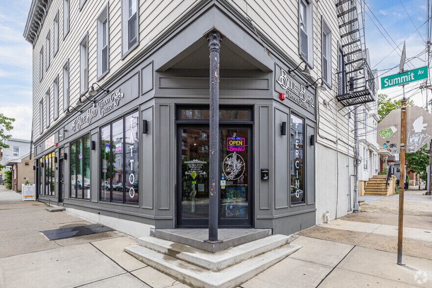 1074 Summit Ave, Jersey City, NJ à vendre - Photo de l’immeuble – Image 2 sur 28