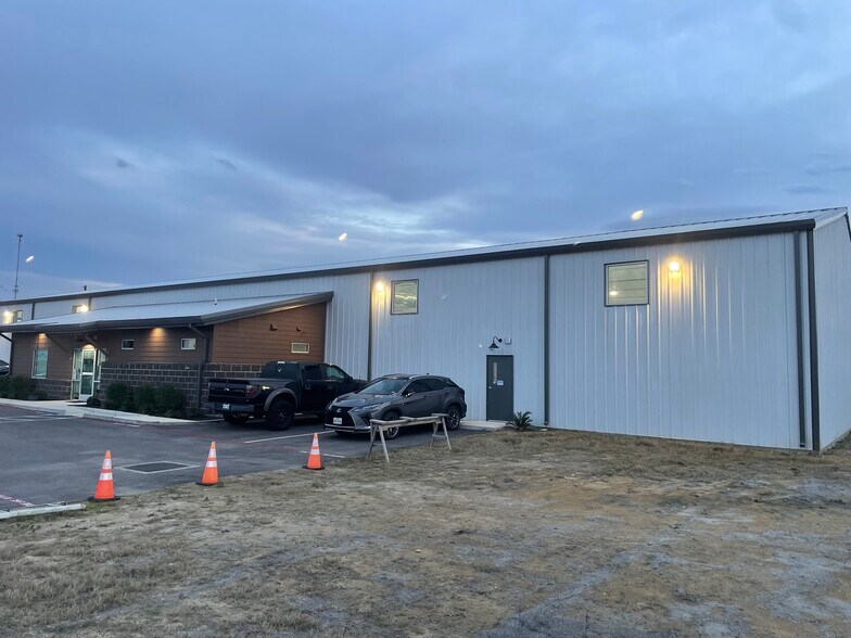 18952 Freeport Dr, Montgomery, TX à vendre - Photo de l’immeuble – Image 2 sur 4