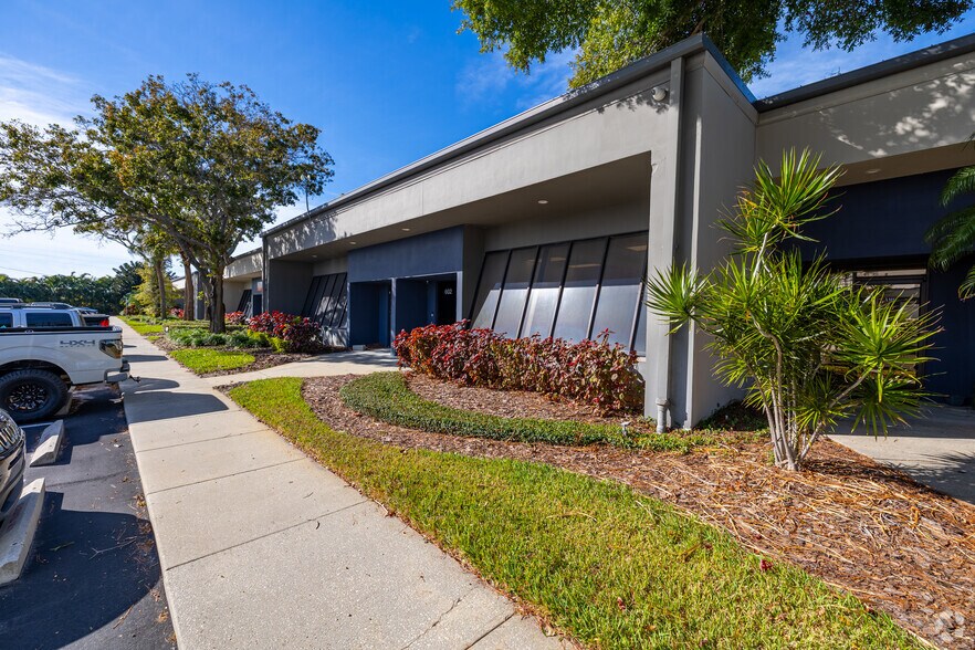 13190 56th Ct, Clearwater, FL à louer - Photo de l’immeuble – Image 3 sur 47