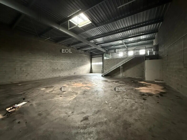 Local d’activités dans Croissy-Beaubourg à louer - Photo de l’immeuble – Image 2 sur 5