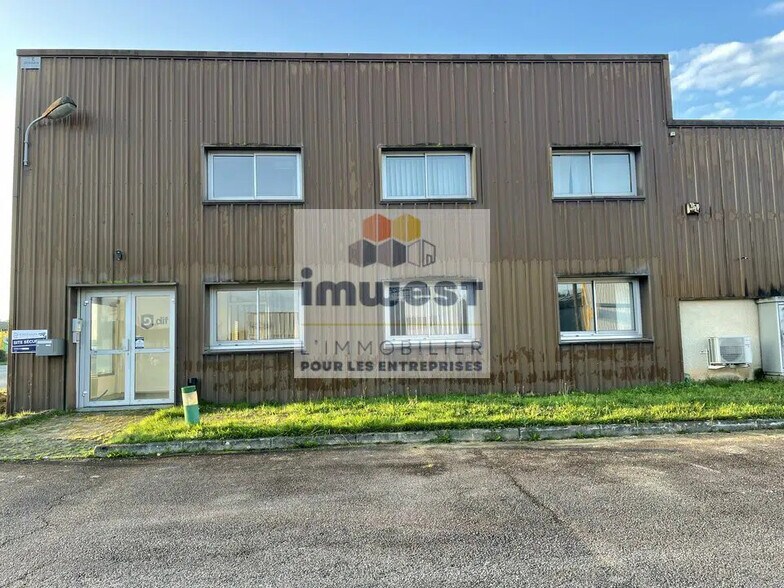 Local d’activités dans CHÂTEAUBOURG à louer - Photo de l’immeuble – Image 3 sur 3