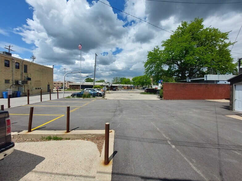 208 E Main St, Watertown, WI à louer - Photo de l’immeuble – Image 3 sur 8