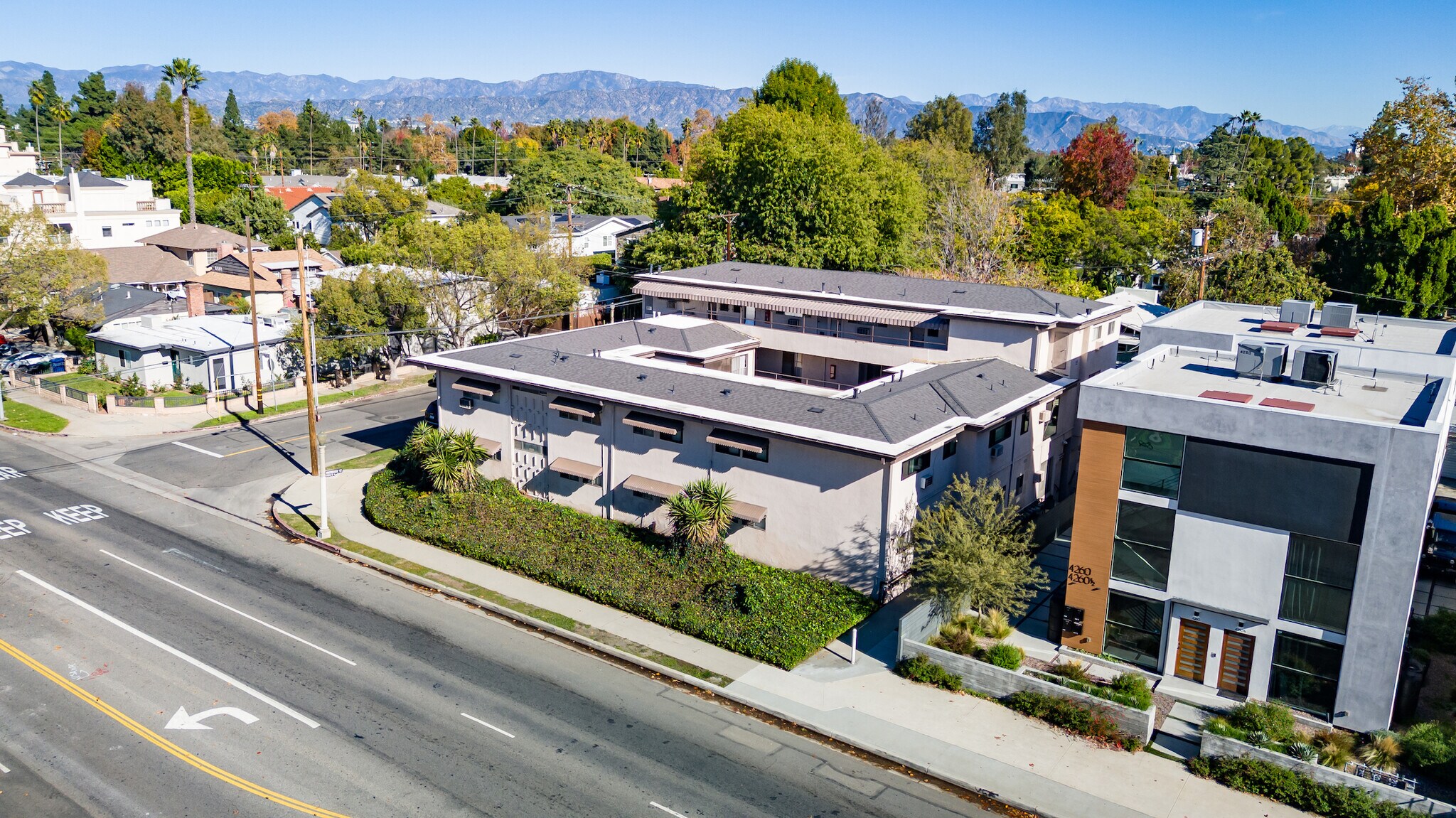 12070 Woodbridge St, Studio City, CA à vendre Photo principale– Image 1 sur 18