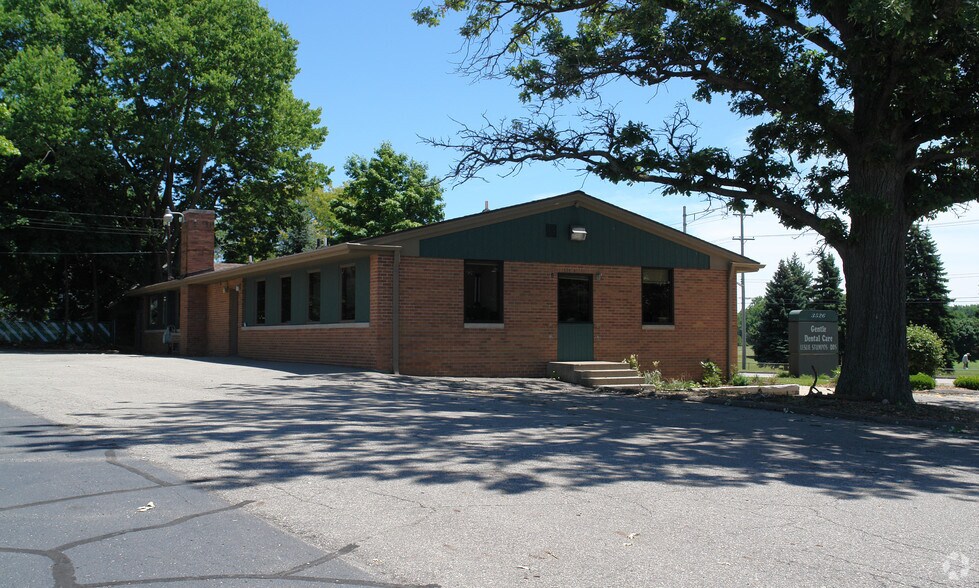 3526 W Saginaw St, Lansing, MI à louer - Photo de l’immeuble – Image 2 sur 5