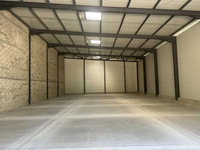 Local d’activités dans SAINT-MEDARD-D'EYRANS à louer - Photo intérieure – Image 2 sur 5