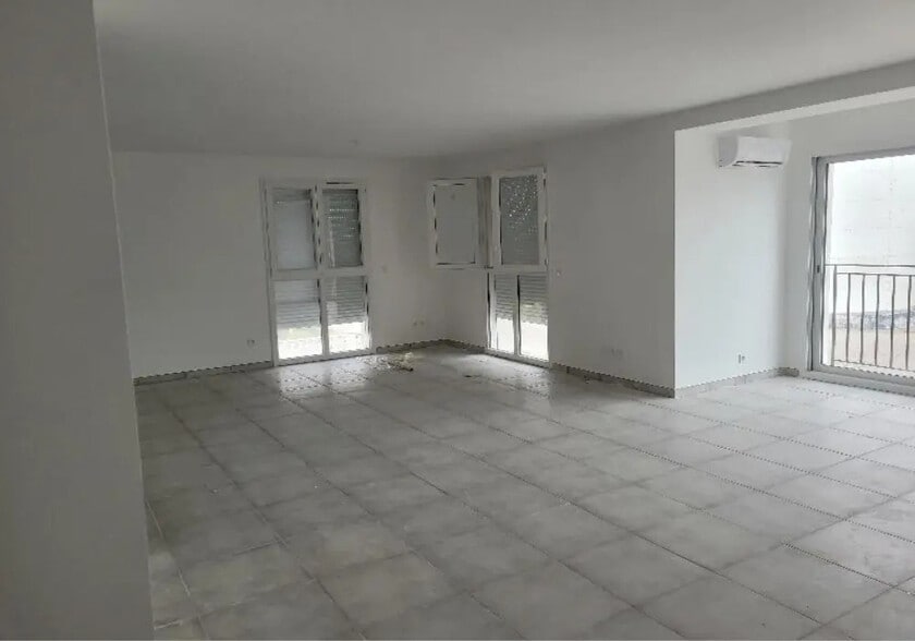 Local d’activités dans Solliès-Pont à louer - Photo de l’immeuble – Image 2 sur 4