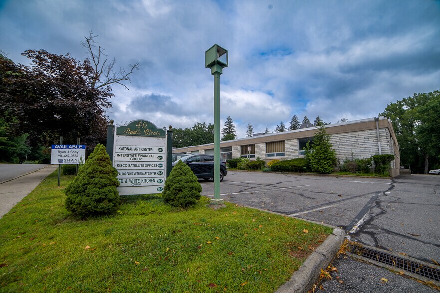 40 Radio Circle Dr, Mount Kisco, NY à louer - Photo de l’immeuble – Image 3 sur 22
