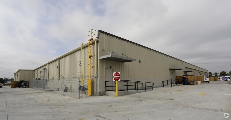 4242 Chef Menteur Hwy, New Orleans, LA à louer - Photo de l’immeuble – Image 3 sur 6