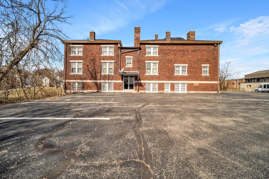 803 N Wooster Rd, Barberton, OH à vendre - Photo de l’immeuble – Image 3 sur 25