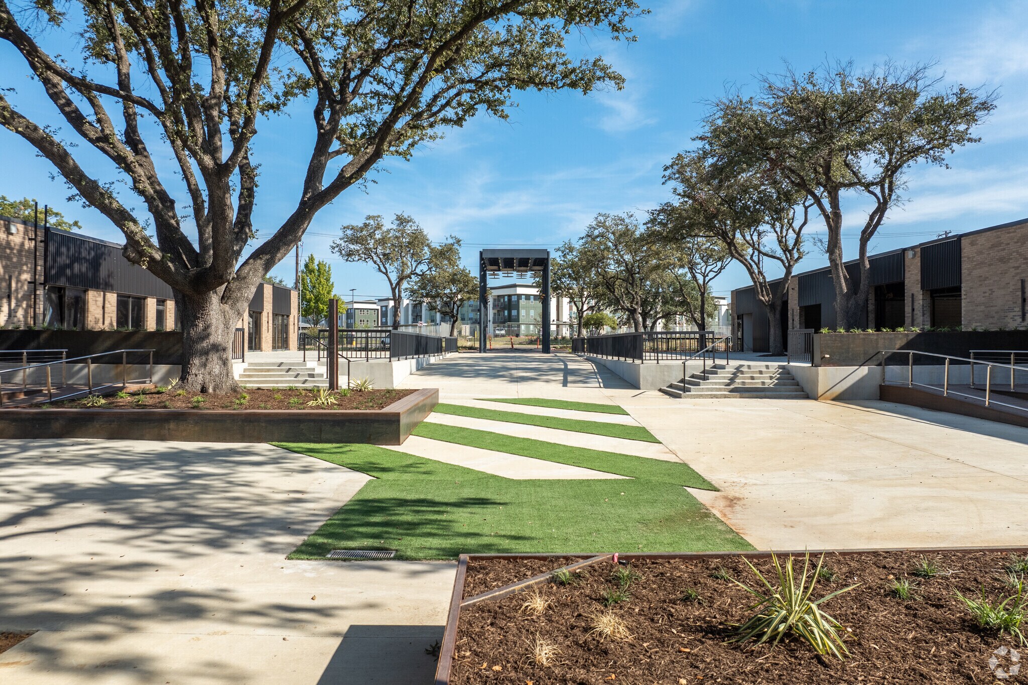 13755 Lyndon B Johnson Freeway, Garland, TX à louer Photo principale– Image 1 sur 19