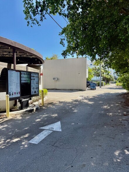 727 NE 3rd Ave, Fort Lauderdale, FL à louer - Photo de l’immeuble – Image 3 sur 8