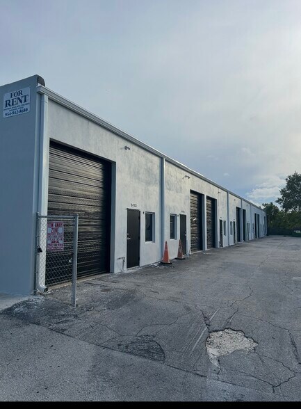 5713-5727 NE 14th Ave, Fort Lauderdale, FL à louer - Photo de l’immeuble – Image 1 sur 11