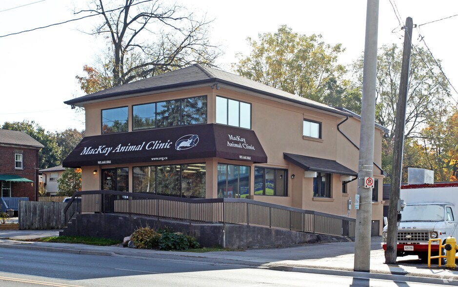421 Dundas St E, Whitby, ON à louer - Photo de l’immeuble – Image 2 sur 9