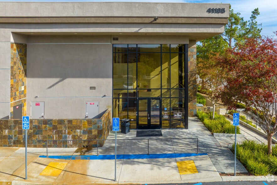 41185 Golden Gate Cir, Murrieta, CA à louer - Photo de l’immeuble – Image 2 sur 7