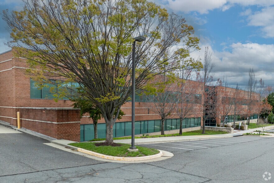 14101B Newbrook Dr, Chantilly, VA à vendre - Photo de l’immeuble – Image 2 sur 5