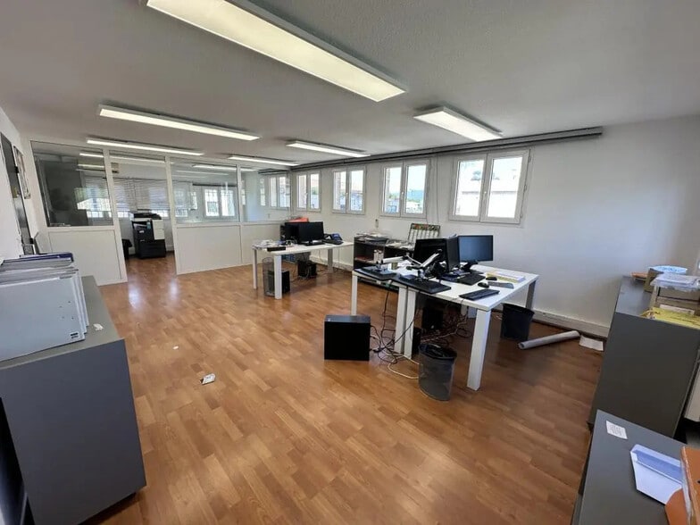 Bureau dans Puget-sur-Argens à louer - Photo de l’immeuble – Image 2 sur 4