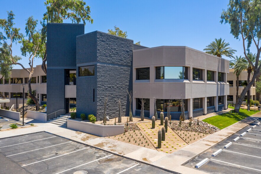 3020 E Camelback Rd, Phoenix, AZ à louer - Photo principale – Image 1 sur 14