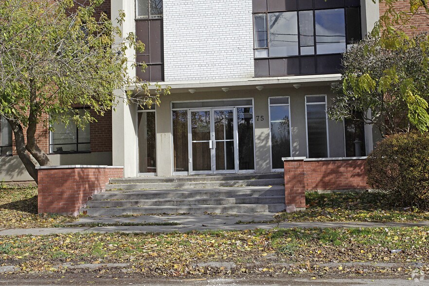 75 42nd St, Toronto, ON à vendre - Photo de l’immeuble – Image 3 sur 12