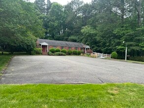 219 Cook Rd, Yorktown, VA à louer Photo de l’immeuble– Image 1 sur 2