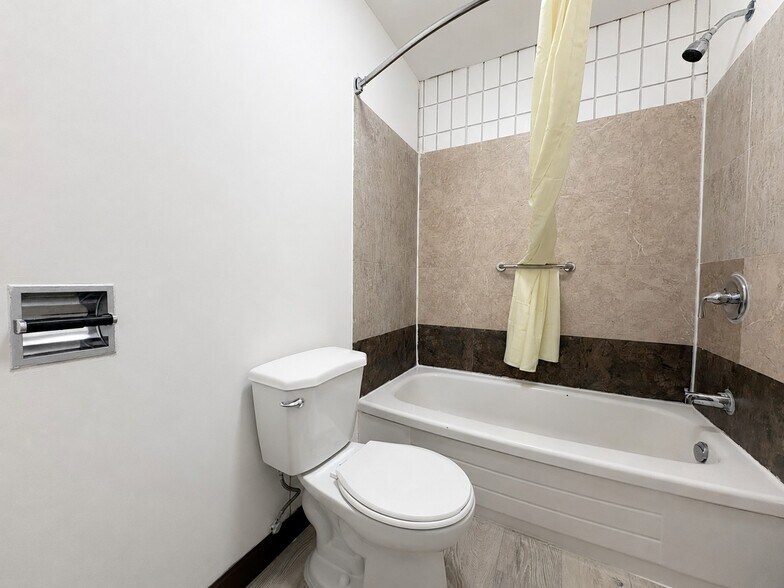 101 Centre St, Assiniboia, SK à vendre - Photo de l’immeuble – Image 2 sur 21