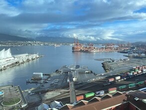 320 Granville St, Vancouver, BC à louer Photo de l’immeuble– Image 2 sur 9