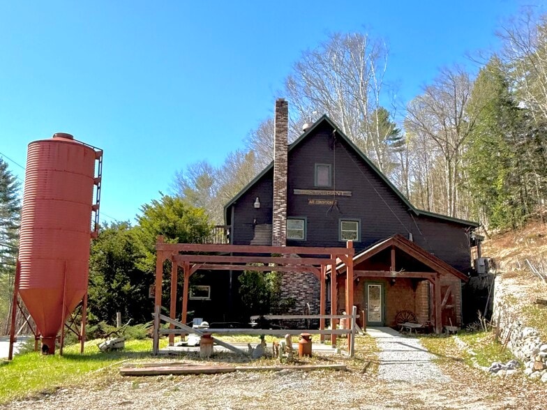 581 US Route 9, Schroon Lake, NY à vendre - Photo principale – Image 2 sur 56