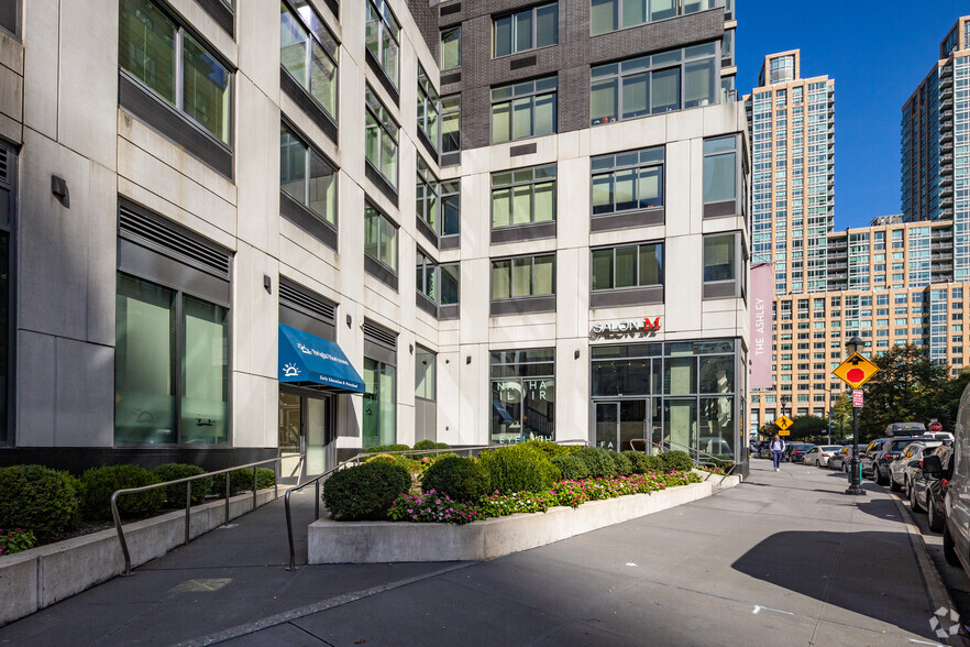 400 W 63rd St, New York, NY à louer - Photo de l’immeuble – Image 3 sur 48