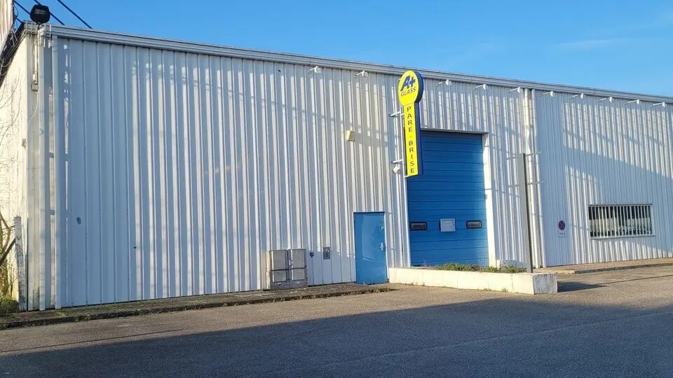 Local d’activités dans Barentin à louer - Photo de l’immeuble – Image 1 sur 5