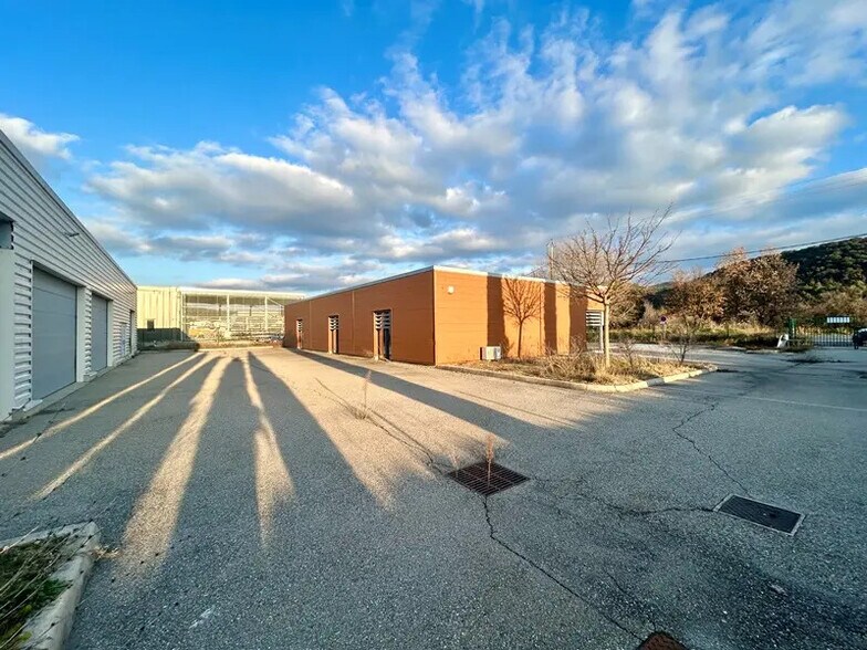 Local d'activités dans Gréoux-les-Bains à vendre - Photo de l’immeuble – Image 2 sur 7