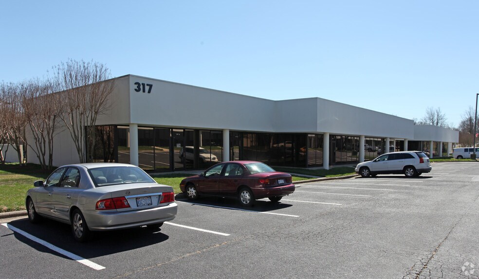 317 Westgate Dr, Greensboro, NC à louer - Photo principale – Image 1 sur 2