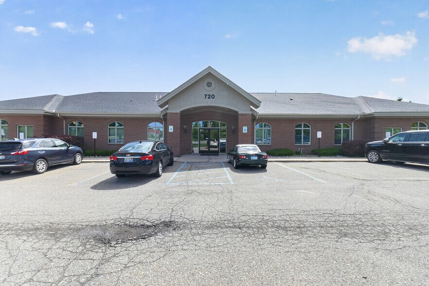 720 N Lapeer Rd, Lake Orion, MI à louer - Photo de l’immeuble – Image 1 sur 58