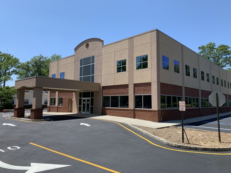 343 Old Georges Rd, North Brunswick, NJ à louer - Photo de l’immeuble – Image 2 sur 30