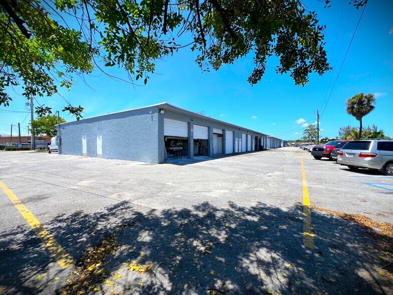 7153 Southern Blvd, West Palm Beach, FL à louer - Photo de l’immeuble – Image 2 sur 6