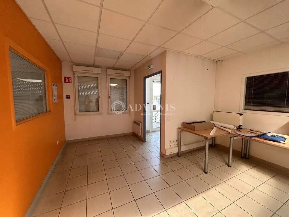 Bureau dans La Chapelle-Saint-Aubin à vendre Photo de l’immeuble– Image 1 sur 5