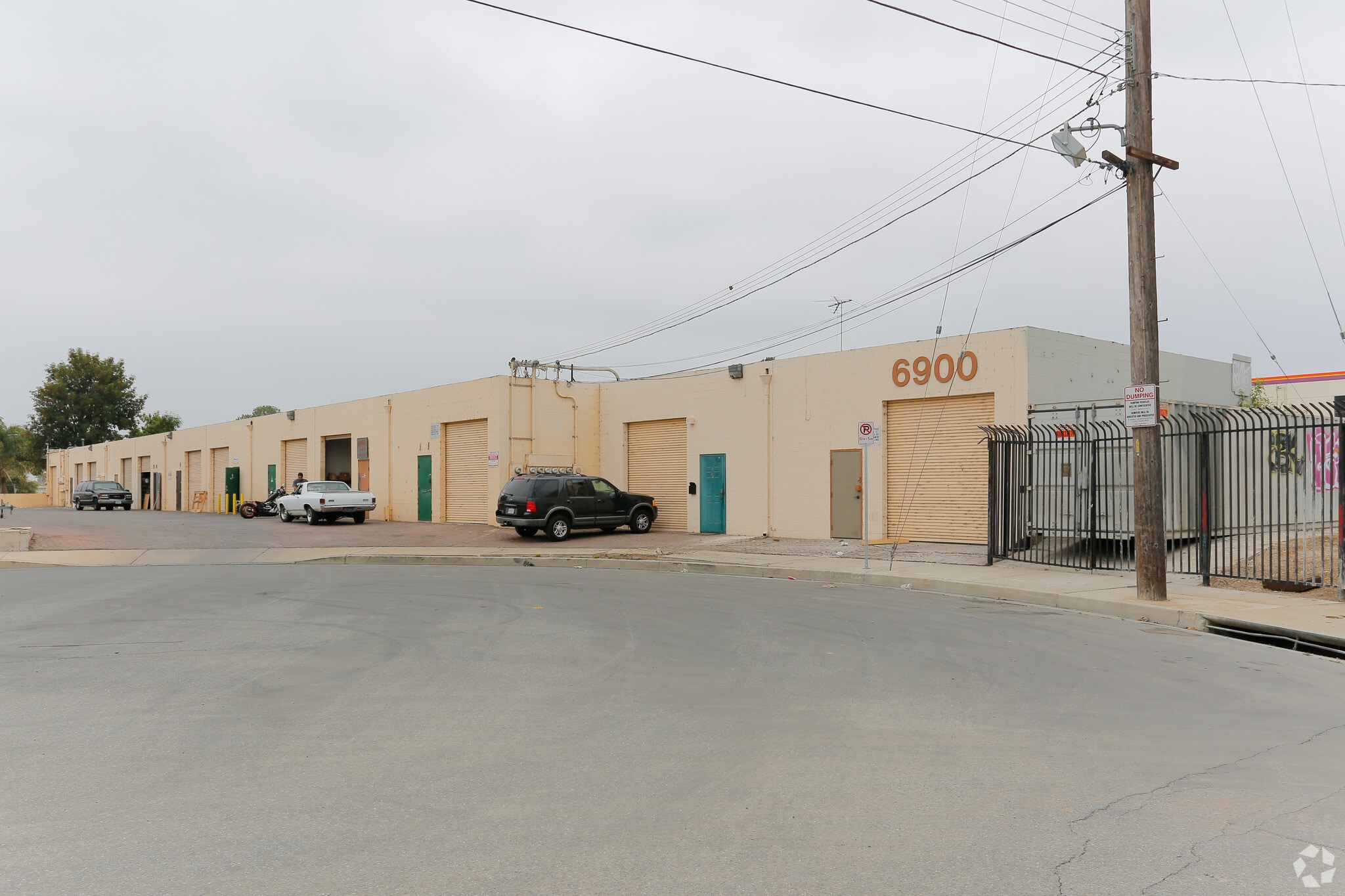 6900 Deering Ave, Canoga Park, CA à louer Photo principale– Image 1 sur 7