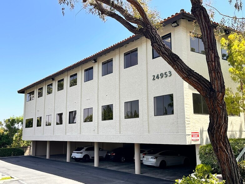 24953 Paseo De Valencia, Laguna Hills, CA à louer - Photo de l’immeuble – Image 3 sur 9