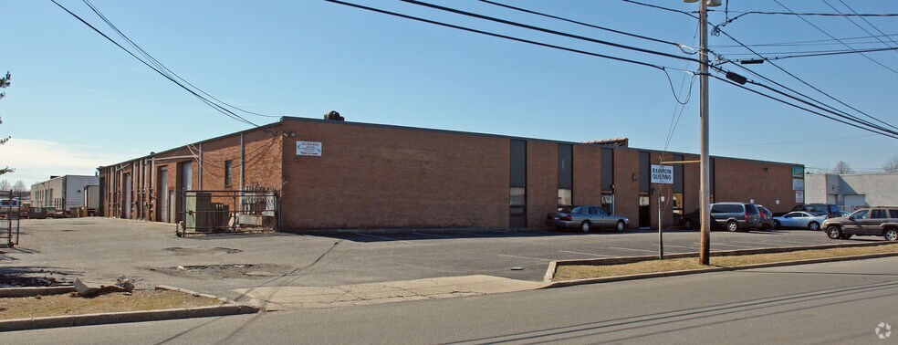 194-204 N Fehr Way, Bay Shore, NY à louer - Photo de l’immeuble – Image 3 sur 9